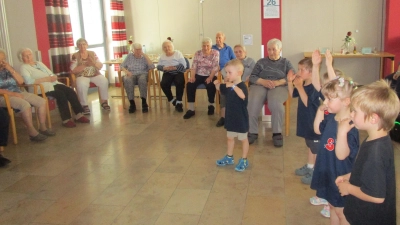 Die „Minis“ des Rock´n roll Club Schubidu traten im Caritas-Altenheim Marienheim auf. (Bild: Daniela Donhauser)