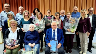 <br>Beim Pfarrfamilienabend in Schirmitz erhielten viele Ehrenamtliche Urkunden für langjährige Mitarbeit aber auch zum Abschied. So langjährig für Sieglinde Ziegler, Heidi Pichl und Jakob Fritsch (sitzend vorn von links). Rechts Pfarrer Thomas Stohldreier. (Bild: Barbara Steinhauser )