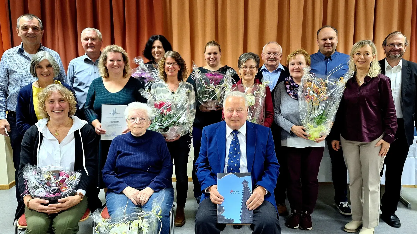 <br>Beim Pfarrfamilienabend in Schirmitz erhielten viele Ehrenamtliche Urkunden für langjährige Mitarbeit aber auch zum Abschied. So langjährig für Sieglinde Ziegler, Heidi Pichl und Jakob Fritsch (sitzend vorn von links). Rechts Pfarrer Thomas Stohldreier. (Bild: Barbara Steinhauser )