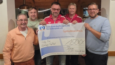 Übergabe des Schecks an die Fußballabteilung (Bild: Michael Meiler)