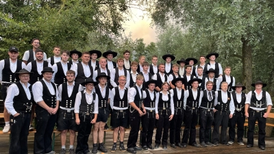 Fachgruppenleiter Georg Strobel (dritter von rechts) freute sich zusammen mit seinen Obermeisterkollegen über den erfolgreichen Berufsabschluss der 42 jungen Zimmerergesellen. (Bild: Andrea Müller)