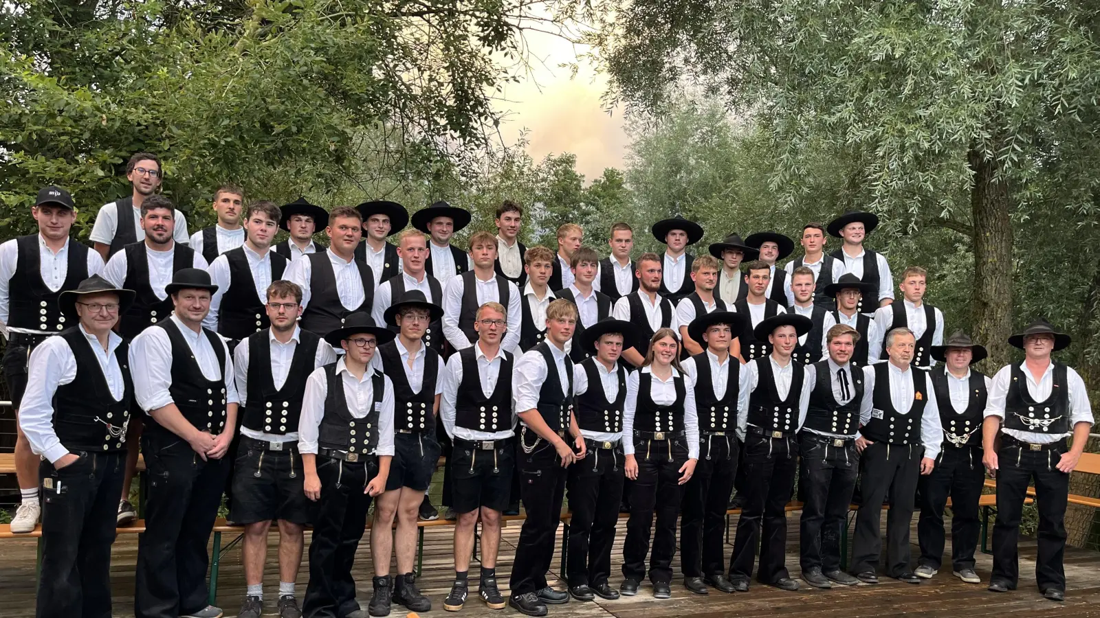 Fachgruppenleiter Georg Strobel (dritter von rechts) freute sich zusammen mit seinen Obermeisterkollegen über den erfolgreichen Berufsabschluss der 42 jungen Zimmerergesellen. (Bild: Andrea Müller)