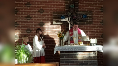 Pfarrer Udo Klösel hielt den Festgottesdienst zum Patrozinium der Dorfkapelle in Gaisheim die dem hl. Jakobus geweiht ist.  (Bild: Peter Garreiss)