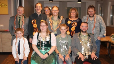 Vize-Schützenmeister Fabian Bäumler (rechts vorne) ist neuer Zessauer Schützenkönig. Neben ihm Jugendkönig Lukas Prunhuber, sitzend links Schützenliesl und Luftpistolenkönigin Magdalena Wittmann. Hubert Wittmann (stehend rechts) gelang als Auflage-Luftgewehrschütze ein 100-Ringe-Schuss. (Bild: Bernhard Piegsa)