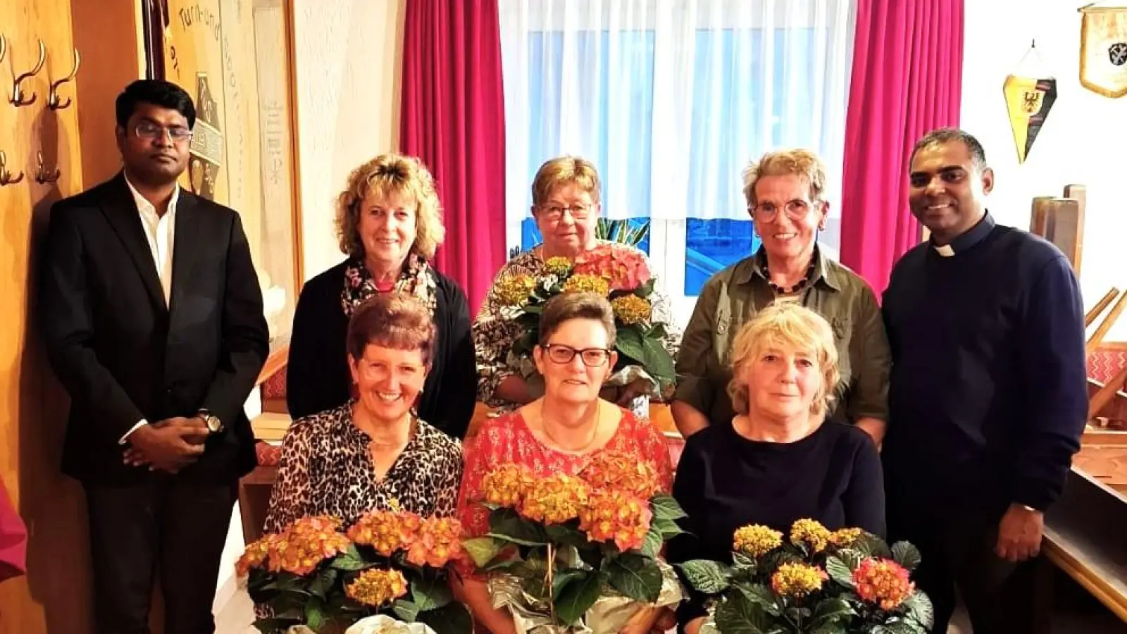 Auf dem Bild vorne von links:Sieglinde Sticht, Claudia Englmann und Ingrid Popp, <br>hinten von links: Pater Arul, Vorsitzende Anni König, Gisela Philbert, Margit Scharf, Pfarrer Julius  (Bild: Alexander Hörl)