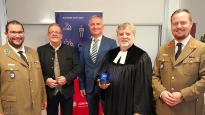 Tobias Karl (Mitglied des Regionalvorstands der Johanniter in Ostbayern), Martin Preuß (2. Bürgermeister Stadt Amberg), Dr. Harald Schwartz (MdL), Stefan Drechsler (Johanniter-Pfarrer), Julian Müller (Mitglied des Landesvorstands der Johanniter in Bayern) (Bild: Matthias Walk)