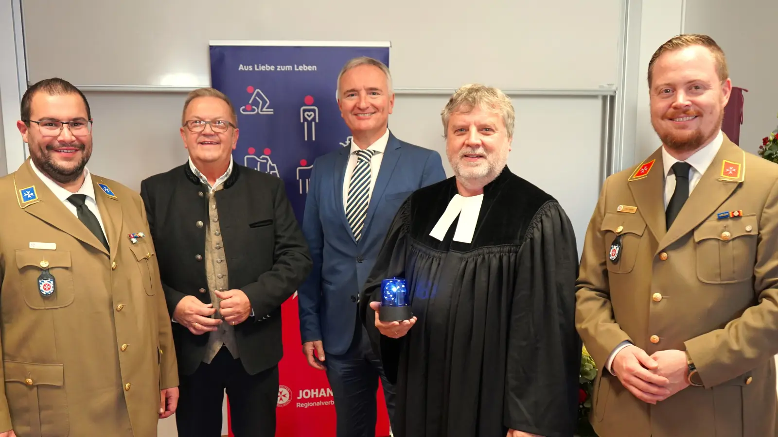 Tobias Karl (Mitglied des Regionalvorstands der Johanniter in Ostbayern), Martin Preuß (2. Bürgermeister Stadt Amberg), Dr. Harald Schwartz (MdL), Stefan Drechsler (Johanniter-Pfarrer), Julian Müller (Mitglied des Landesvorstands der Johanniter in Bayern) (Bild: Matthias Walk)
