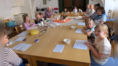 Kinder beim Rosenkranzknüpfen in der Altenstube im Pfarrhof Tirschenreuth. (Bild: Irina Weiß)