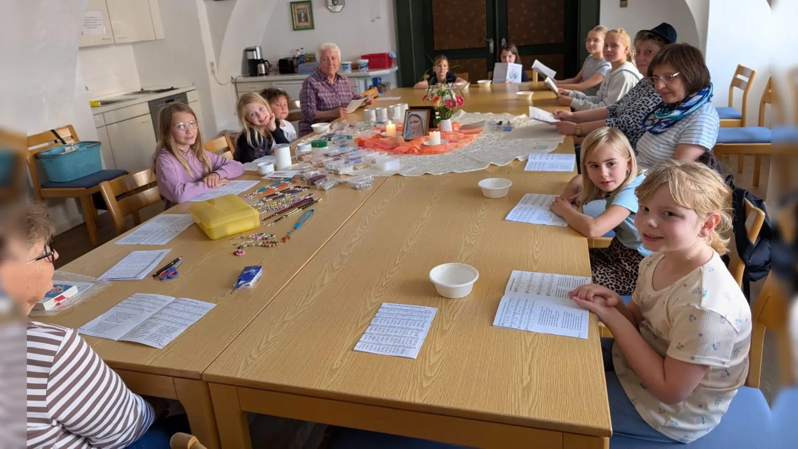 Kinder beim Rosenkranzknüpfen in der Altenstube im Pfarrhof Tirschenreuth. (Bild: Irina Weiß)
