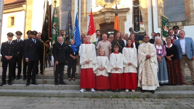 Nach dem Patroziniums-Gottesdienst stellten sich die Fahnenabordnungen mit Pfarrvikar Pater Jimmy Joseph und den Ministranten zu einem Gruppenfoto auf. (Bild: Rosi Hasenstab)
