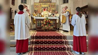 Dr. Daniel Stark (Mitte) mit den Konzelebranten (von links) <br>Stadtpfarrer Georg Flierl, Kaplan Alexander Röse, Pfarrer Stefan Brunner, Pater Paul Chummar, <br>sowie Pfarrer Konrad Gruber, Pfarrer Nepomuk Trescher und Pfarrer Erich Renner<br> (Bild: Petra Klebl-Denk)
