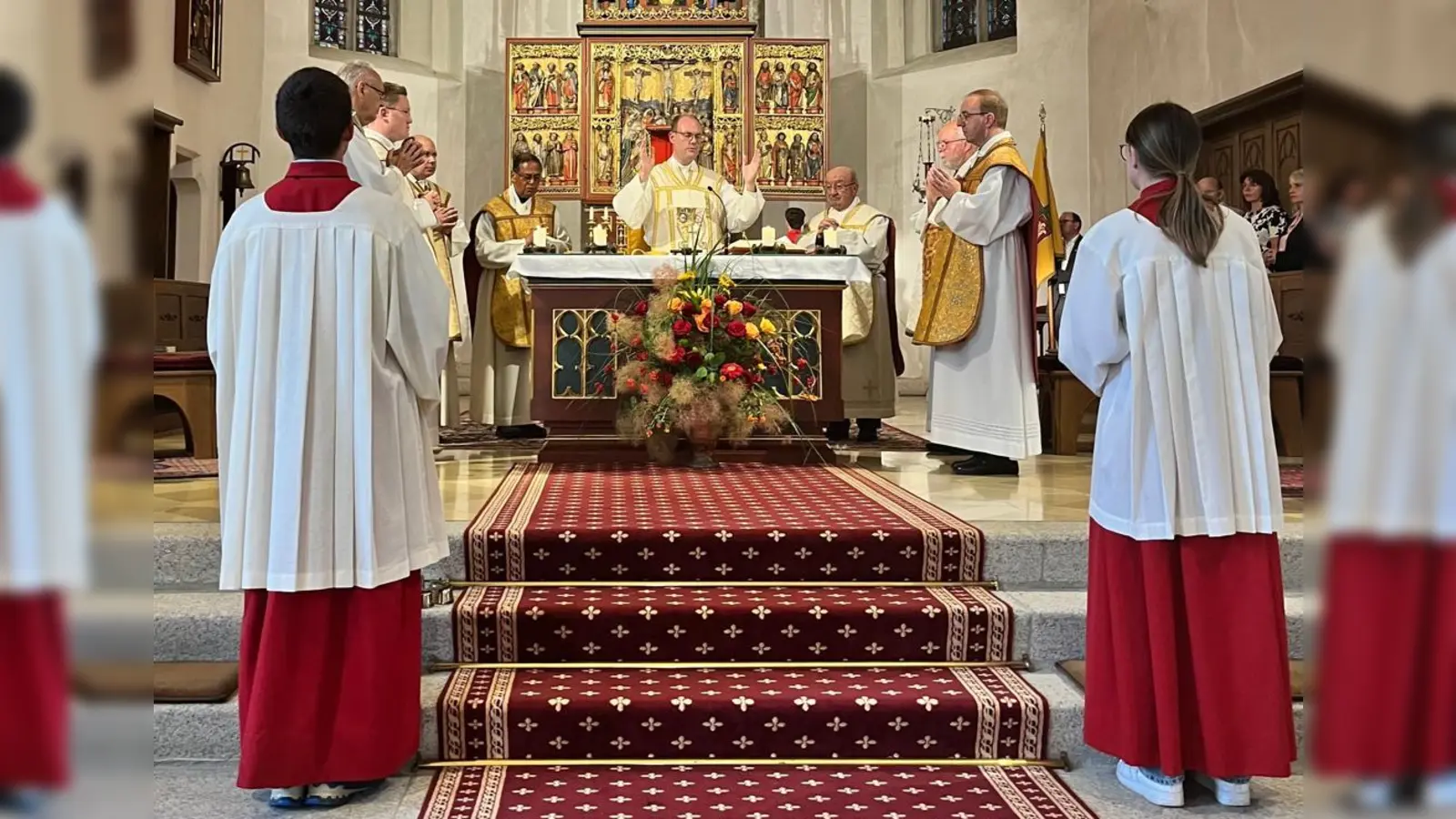 Dr. Daniel Stark (Mitte) mit den Konzelebranten (von links) <br>Stadtpfarrer Georg Flierl, Kaplan Alexander Röse, Pfarrer Stefan Brunner, Pater Paul Chummar, <br>sowie Pfarrer Konrad Gruber, Pfarrer Nepomuk Trescher und Pfarrer Erich Renner<br> (Bild: Petra Klebl-Denk)
