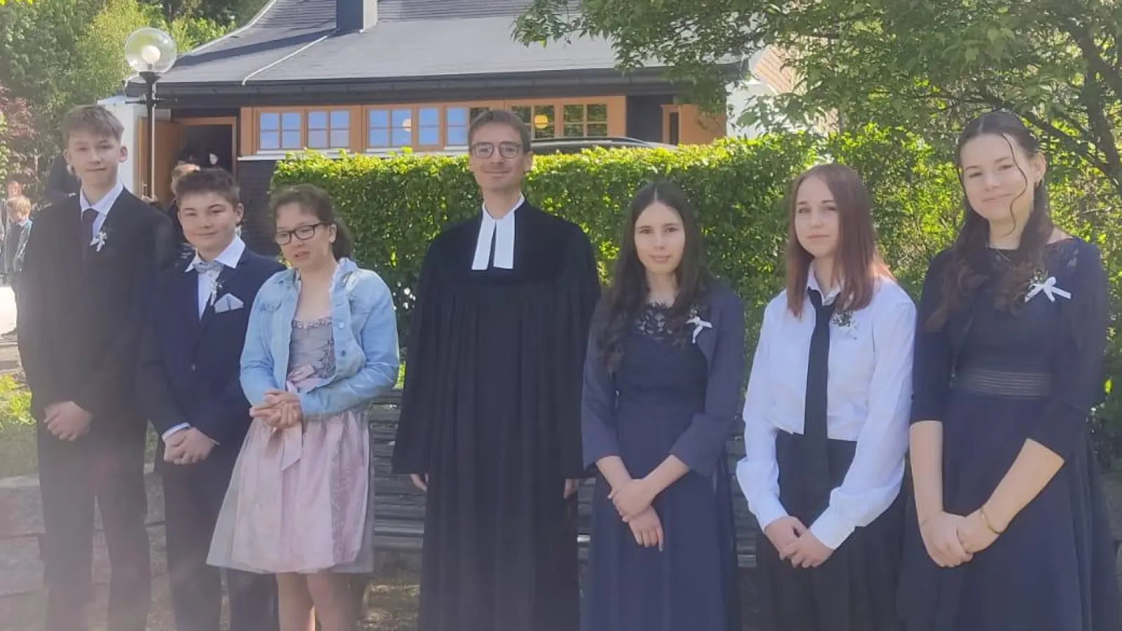 Die Neusorger Konfirmandinnen und Konfirmanden von links nach rechts zusammen mit Pfarrer Michael Kelinkse: Ben Gottfried, Luis Dagostin, Leonie Rausch, Luisa Karakuzu, Laurien Achatz und Anne Sischka. (Bild: Karin Neuper-Schenkl)