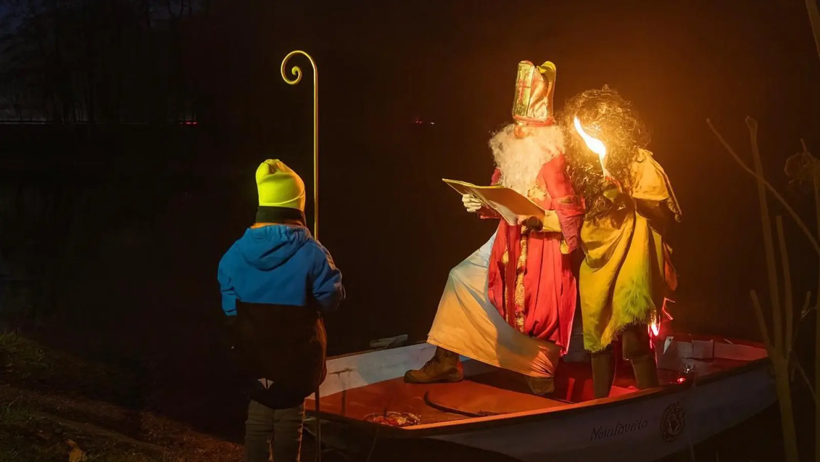 Der Nikolaus spricht zu den Kindern. (Bild: Noah Swoboda)
