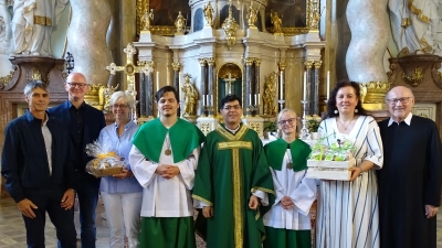 Bei der Verabschiedung von Pater Ivo Hamburg in Michelfeld (von links): Erwin Holl, Konstantin Lindner und Sabine Hofmann vom Pfarrgemeinderat, David Leißner, Pater Ivo, Miriam Kugler, Sonja Schwemmer, die Vorsitzende des Seelsorgebereichsrates, und Mesner Luitpold Dietl. (Bild: Markus Müller)