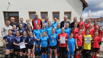 Auf dem Bild die Mannschaften der Altersgruppe Mädchen III/1 nach dem Regionalentscheid auf dem Sportgelände des FV Vilseck von links: 2. Erasmus-Gymnasium Amberg, 1. Gymnasium Parsberg und 3. HCA-Gymnasium Sulzbach-Rosenberg mit (hinten, von links) Simon Gräß, Karl Heinz Grollmisch, Reinhard Wiesmeth, Karina Pöppl, 1. Bürgermeister Thorsten Grädler und Annika Ceesay. (Bild: Franz Dietrich)