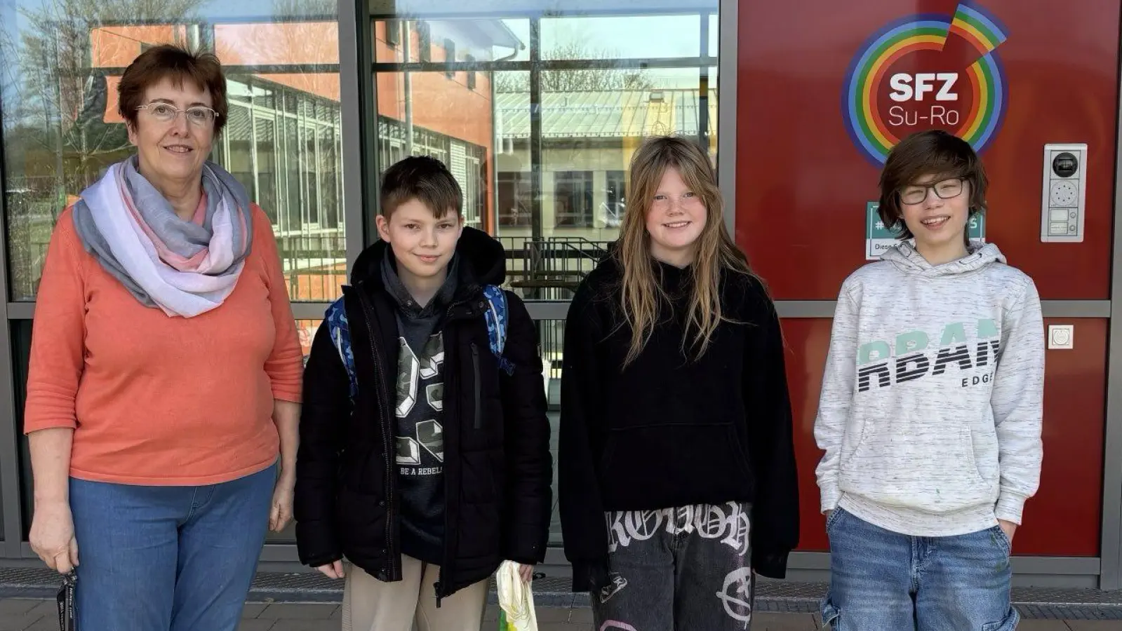 Schulleiterin Gisela Lehnerer mit den drei Siegern des Vorlesewettbewerbs: v.l.n.r. John Jachosz, Leonie Ehebauer und Aren Gutkowski. (Bild: Maike Funk)