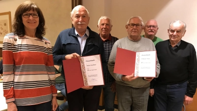 Bürgermeisterin Evi Höllerer (li.) und Vorstand Josef Moosburger (2.v.re.) freuen sich mit den Geehrten Herbert Straubinger und Wolfgang Stangl. Es gratulierten auch die Ehrenmitglieder Franz Erras und Werner Krieger.  (Bild: Marianne Moosburger)