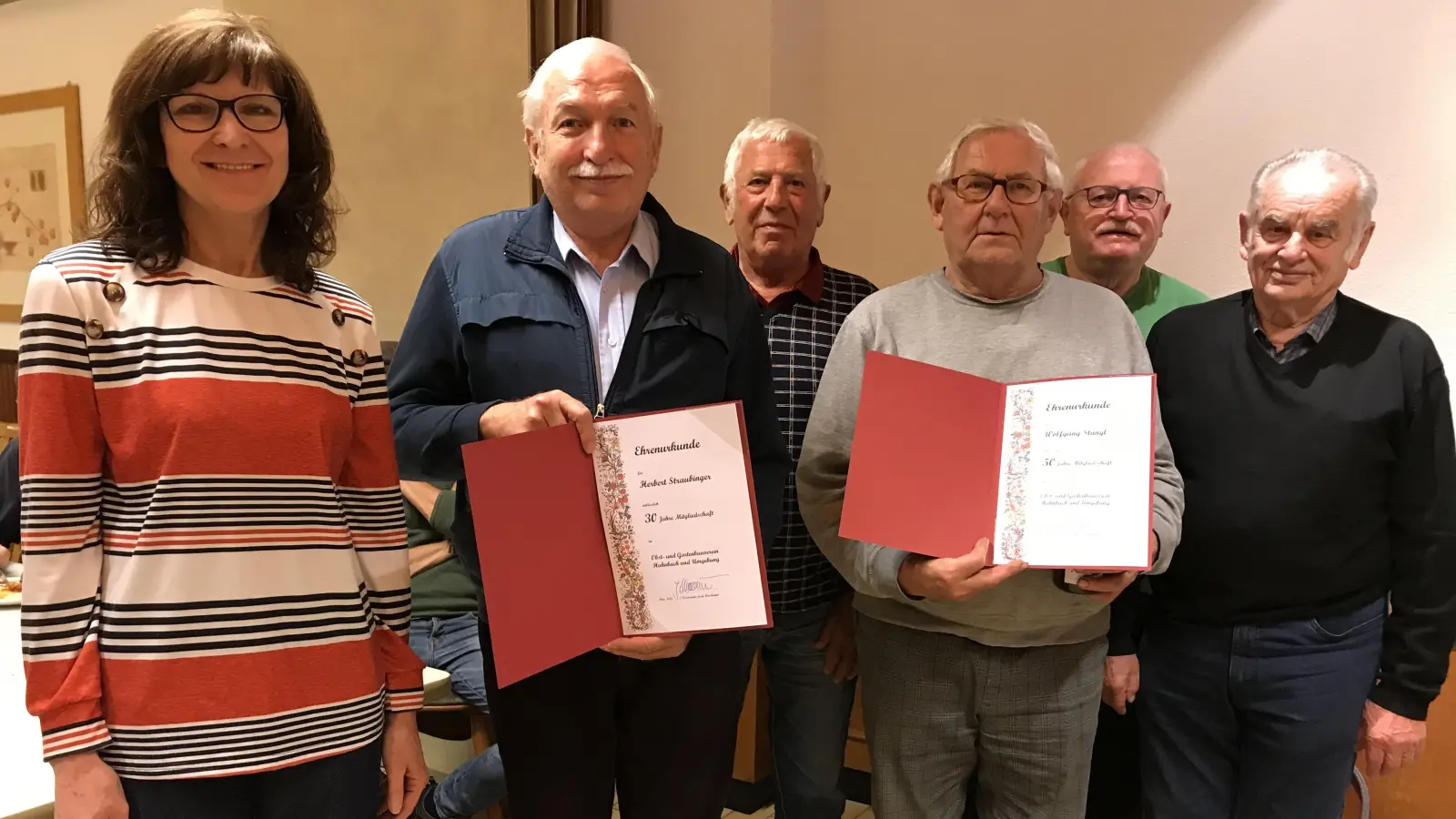 Bürgermeisterin Evi Höllerer (li.) und Vorstand Josef Moosburger (2.v.re.) freuen sich mit den Geehrten Herbert Straubinger und Wolfgang Stangl. Es gratulierten auch die Ehrenmitglieder Franz Erras und Werner Krieger.  (Bild: Marianne Moosburger)