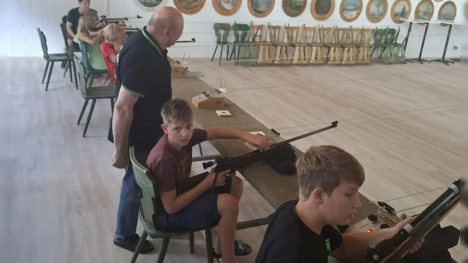 Kinder beim Üben mit dem Licht- und Luftgewehr (Bild: Andrea Diermeier)