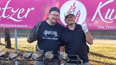 Das diesjährige Fischgrillteam Ralf Teichmann und Allen Rusch. (Bild: Monika Waldeck)