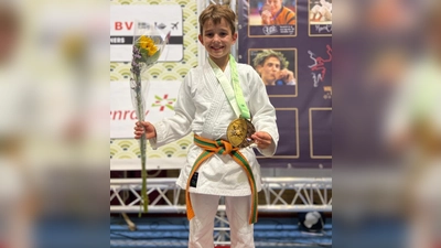 Lukas Wittmann mit seiner Goldmedaille. (Bild: Caroline Wittmann)