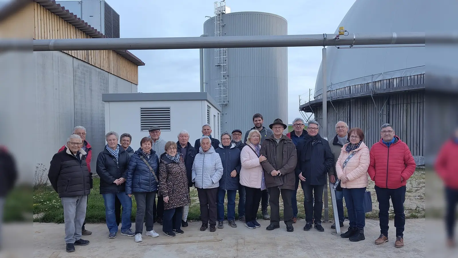 Die Mitglieder der KAB-Gruppe mit Betriebsleiter Sebastian Graf (7.v.r) vor dem Pufferspeicher. (Bild: Peter Pilz)