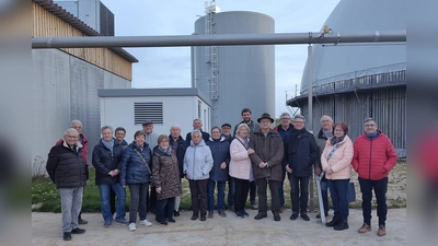 Die Mitglieder der KAB-Gruppe mit Betriebsleiter Sebastian Graf (7.v.r) vor dem Pufferspeicher. (Bild: Peter Pilz)