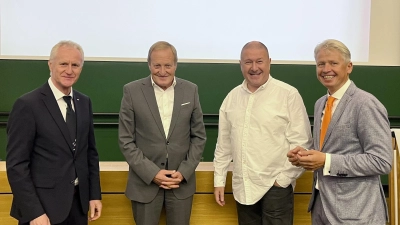 Die Rotary-Präsidenten Robert Stahl (links) und Wolfgang Bayer (Zweiter von rechts) begrüßen zusammen mit OTH-Präsident Prof. Dr. Clemens Bulitta (rechts) den Sicherheitsexperten und General a.D. Erhard Bühler, der ebenfalls Rotarier ist.  (Bild: Viola Vogelsang-Reichl)