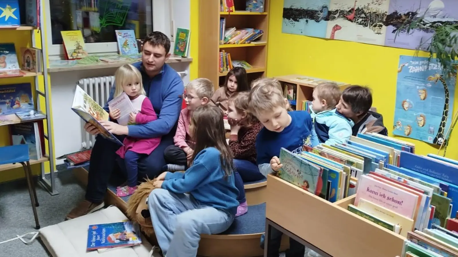 Matthias Fütterer liest Weihnachtsgeschichten in der Bücherei vor. (Bild: Andrea Bayer)