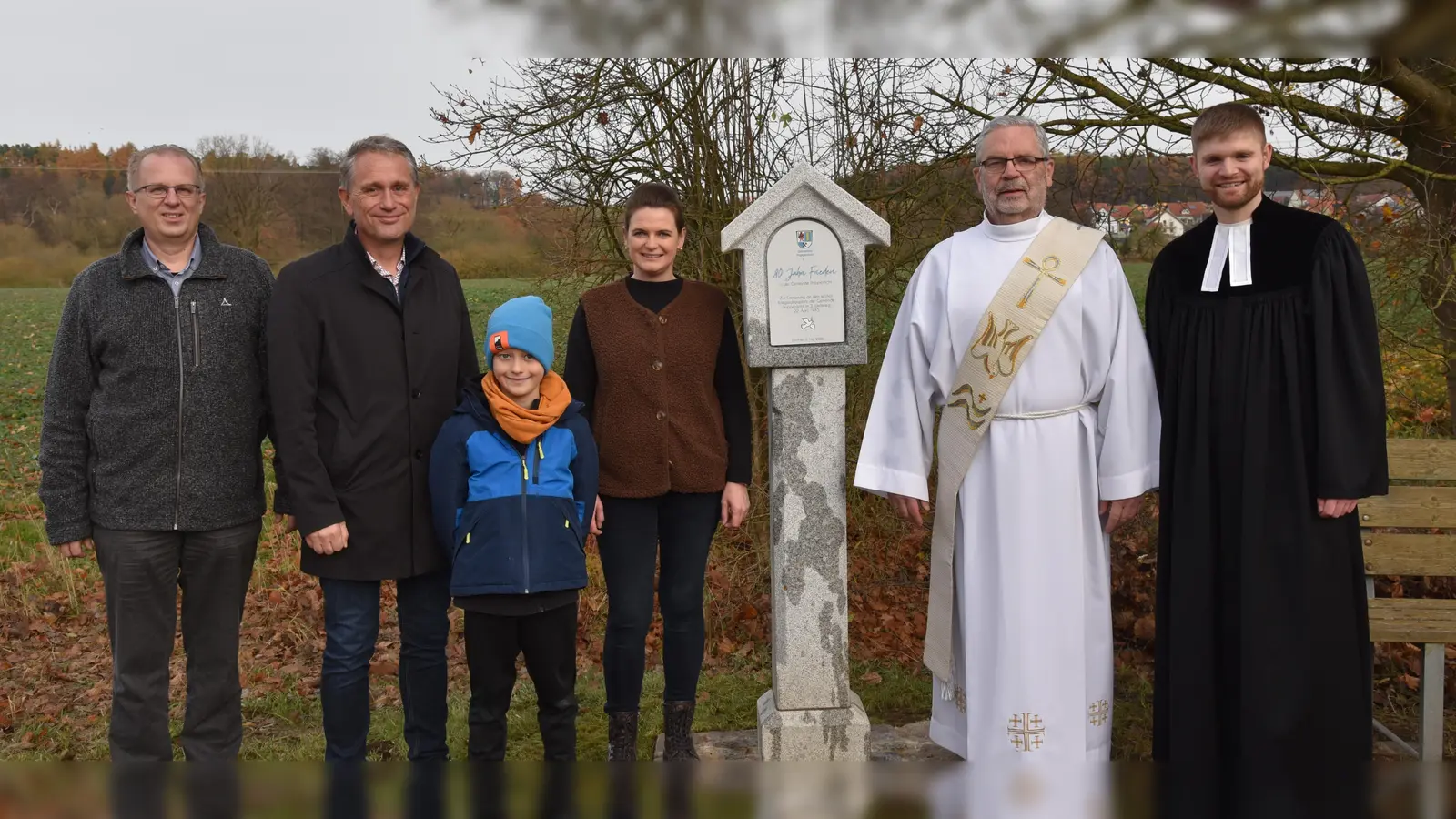 Reiner Hoffmann, Erster Bürgermeister Hermann Böhm, Elias Kühnl, Martina Weiß, Diakon Georg Lindner und Pfarrer Daniel Götzfried am neuen Flurdenkmal an der Rosenbachbrücke (v.l.).  (Bild: Annemarie Hoffmann)