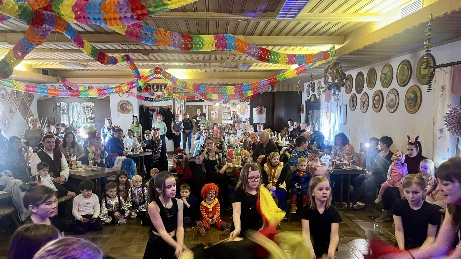 Auftritt der Tanzgruppe „Wild Chixx” im Schützenhaus Pfrentsch (Bild: Kerstin Krämer-Höreth)