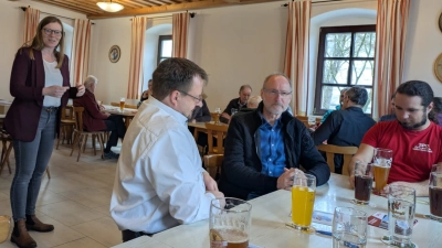 MdL Nicole Bäumler (links) und Landratskandidat Tino Bayer (links sitzend) stellten beim SPD-Bürgergespräch im Schützenhaus in Döllnitz ihre Ziele vor. (Bild: Gerlinde Janker)
