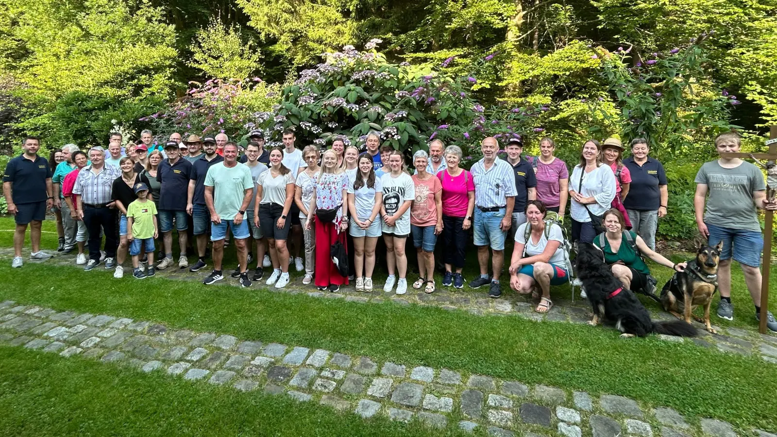 An der Tabakmühle stärkte sich die Pilgergruppe bei einer Getränkepause (Bild: Norbert Kopp)