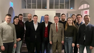 Vorne Mitte: JU-Ortsvorsitzender Johannes Klinger neben Bürgermeister Franz Stahl und MdB a.D. Reiner Meier. Zweiter von rechts: Sebastian Rosnitschek, Ortsvorsitzender der CSU neben Stadtrat Harald Siegert. (Bild: Mariella Weiß)