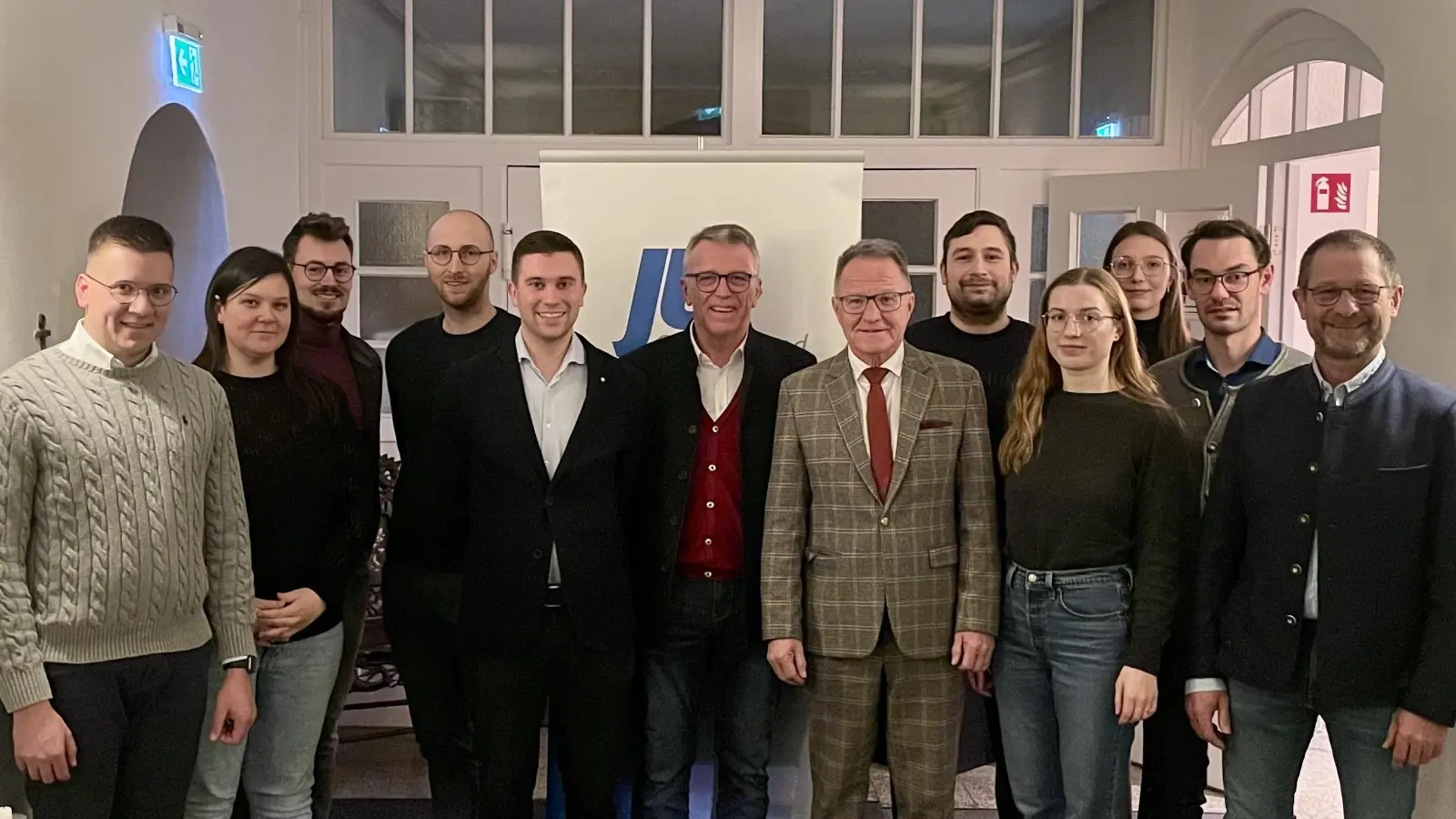 Vorne Mitte: JU-Ortsvorsitzender Johannes Klinger neben Bürgermeister Franz Stahl und MdB a.D. Reiner Meier. Zweiter von rechts: Sebastian Rosnitschek, Ortsvorsitzender der CSU neben Stadtrat Harald Siegert. (Bild: Mariella Weiß)