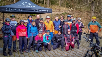 Die Teilnehmer des Fahrtechniktrainings Teil 1 am Nabburger Skiliftgelände. (Bild: Jürgen Paa)
