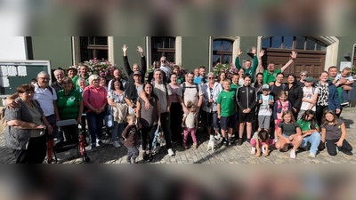 Die Reisegruppe zu Beginn der Ausflugsfahrt vor dem Eslarner Rathaus. (Bild: Albert Winter)
