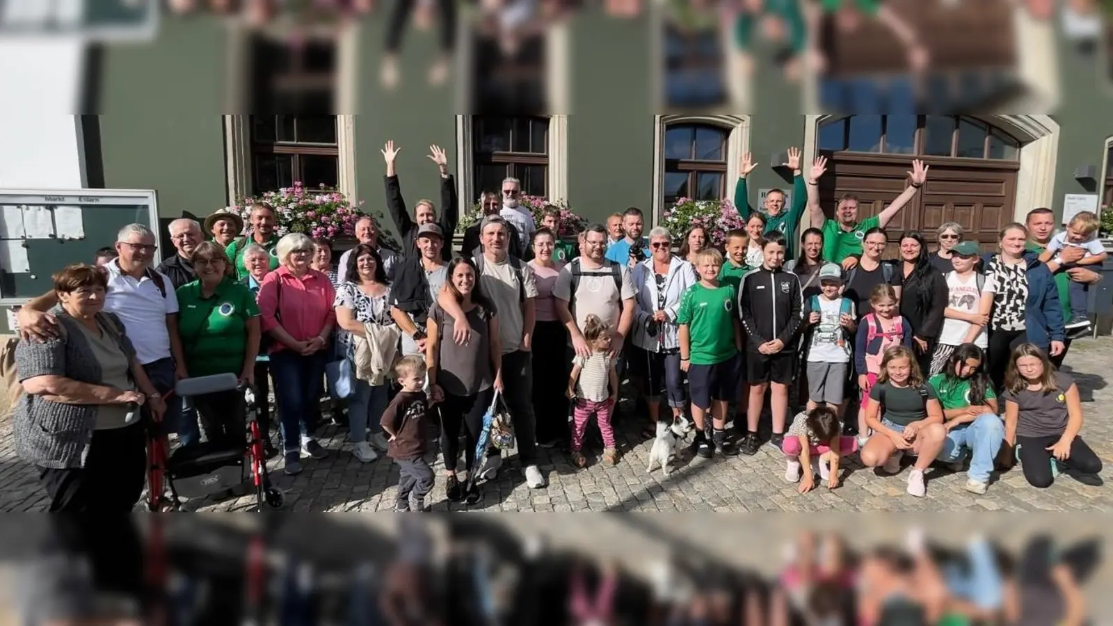 Die Reisegruppe zu Beginn der Ausflugsfahrt vor dem Eslarner Rathaus. (Bild: Albert Winter)