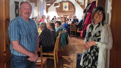 Erster Vorsitzender Josef Frischmann dankt Gertraud Heiß aus Hagelstadt für den beeindruckenden Vortrag. (Bild: Julia Karl)