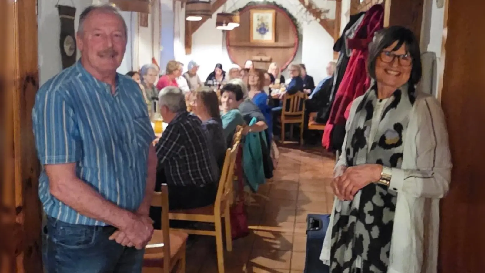 Erster Vorsitzender Josef Frischmann dankt Gertraud Heiß aus Hagelstadt für den beeindruckenden Vortrag. (Bild: Julia Karl)
