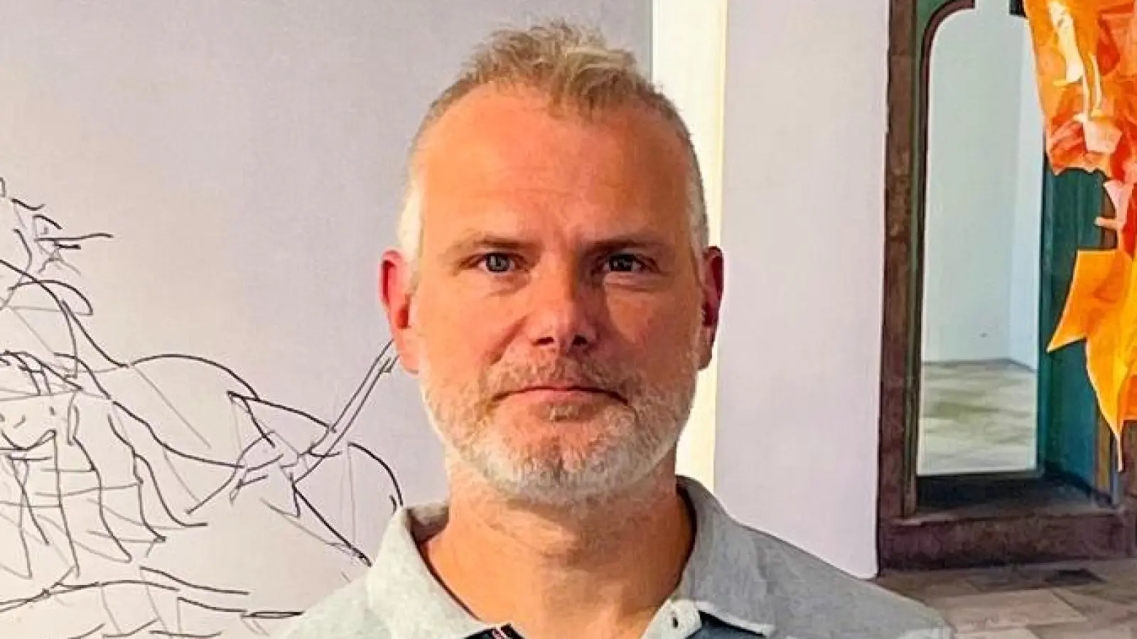 Marcus Rebmann vor Werken seiner aktuellen Ausstellung im Luftmuseum. (Bild: Wilhelm Koch)