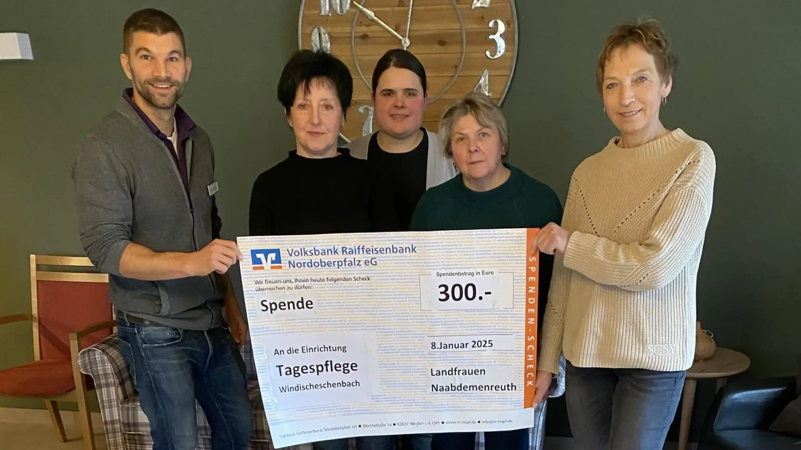 Herr Lischewki mit den Frauen (Bild: Jutta Mathes )