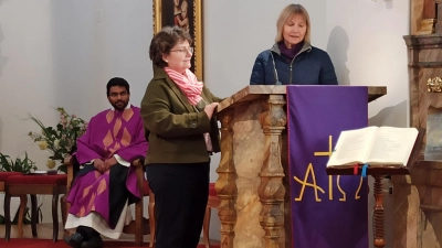 Pater Joseph wird beim Gottesdienst unterstützt von Irene Sebald und Cornelia Reis (von links).  (Bild: Maria Müller)