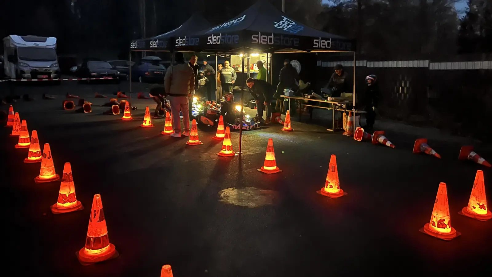 Start in den beleuchteteten „Pylonenwald”. (Bild: Hubert Ernstberger)