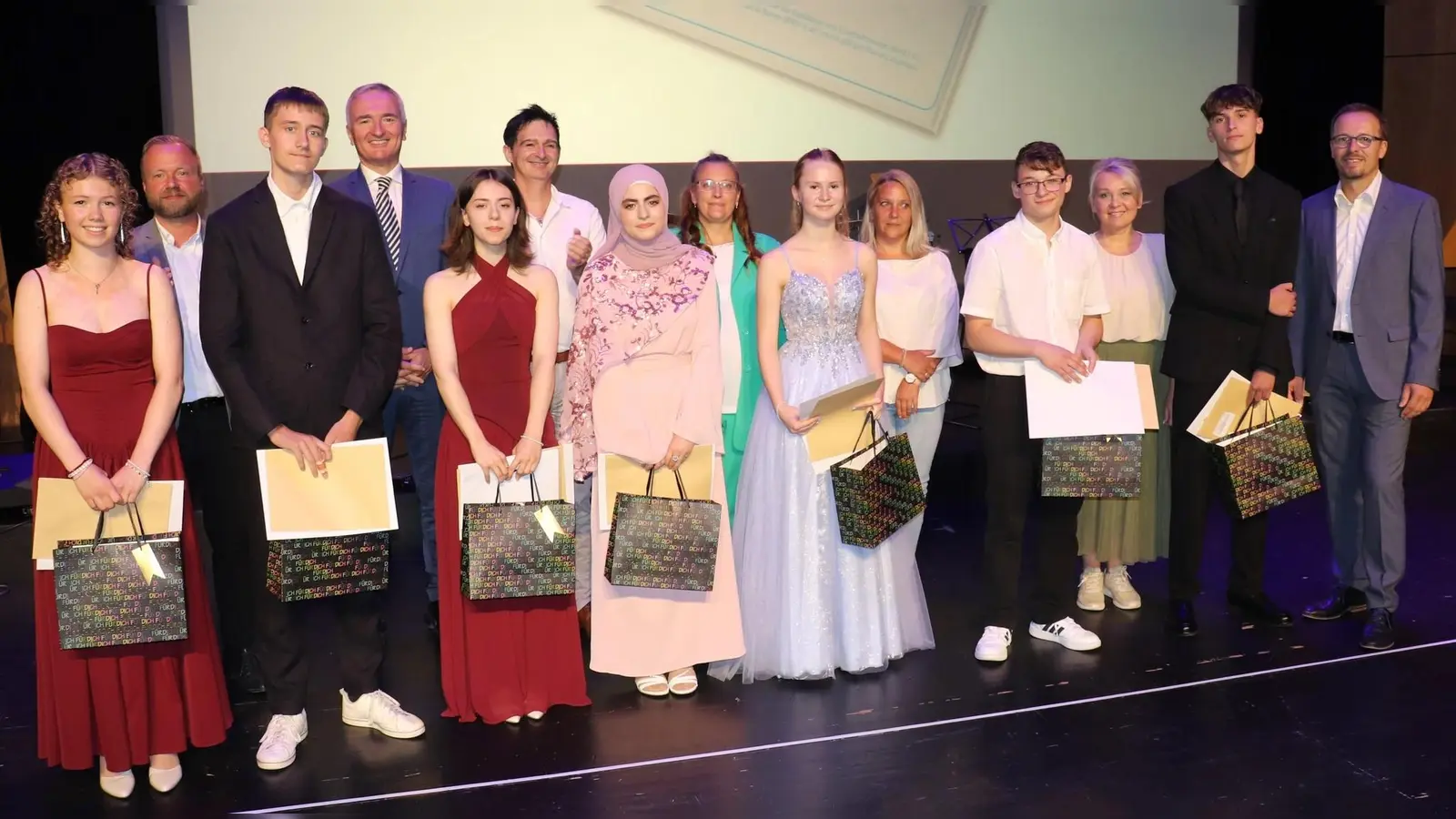 Die Jahrgangsbesten zusammen mit den Landtagsabgeordneten Harald Schwartz und Bernd Heinisch sowie Vertretern des Elternbeirates und Schulleiter Matthias Schall. (Bild: Bernhard Meier )