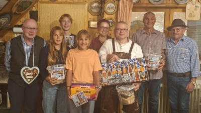 Die Schützenmeister Werner Gleißner (links) und Albert König (rechts) mit den Gewinnern des ersten Oktoberfestschießens (Bild: Michaela Purrer)