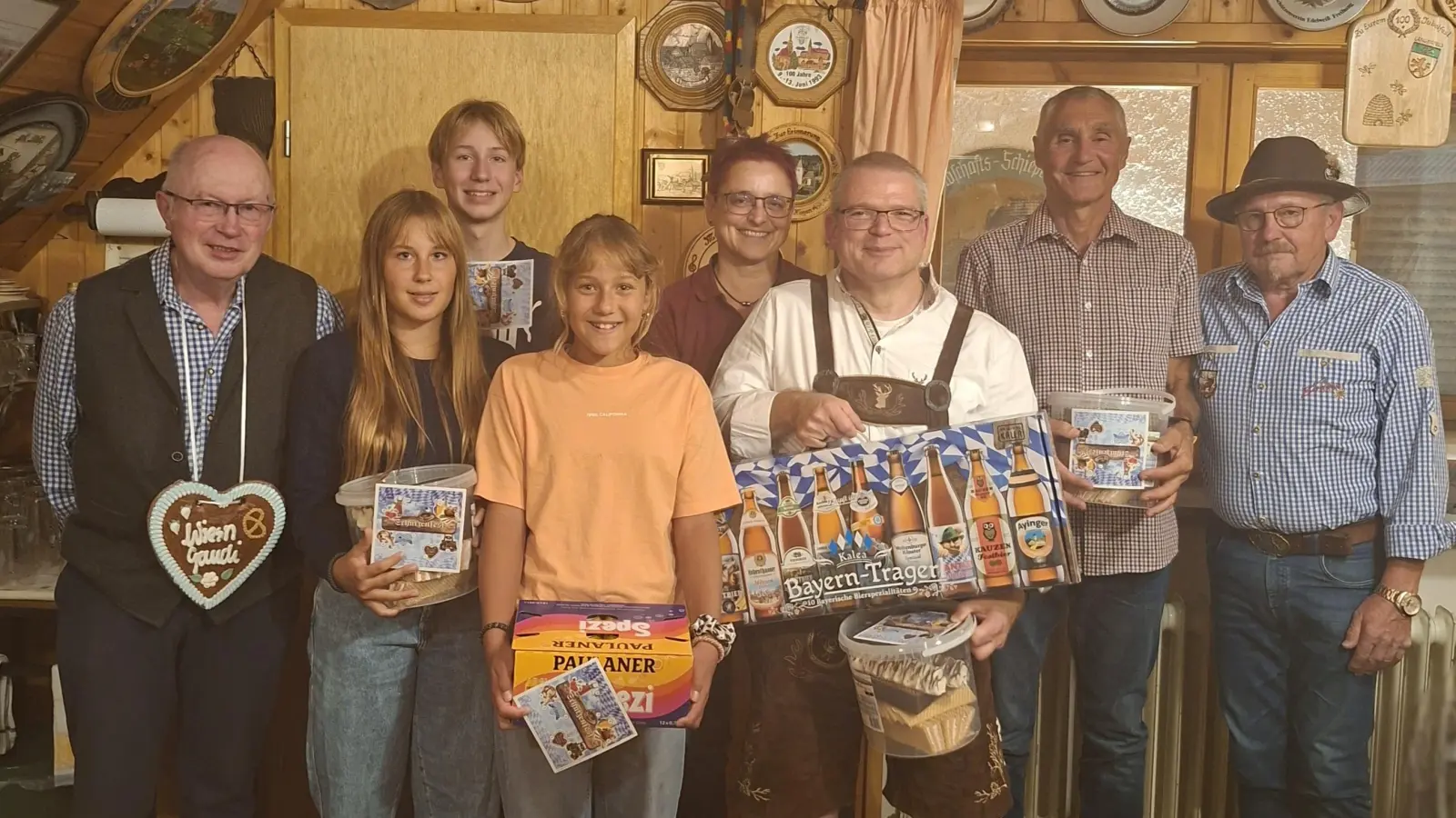 Die Schützenmeister Werner Gleißner (links) und Albert König (rechts) mit den Gewinnern des ersten Oktoberfestschießens (Bild: Michaela Purrer)