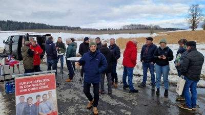 Die SPD Parkstein im Gespräch mit Interessierten. (Bild: Christoph Witt)