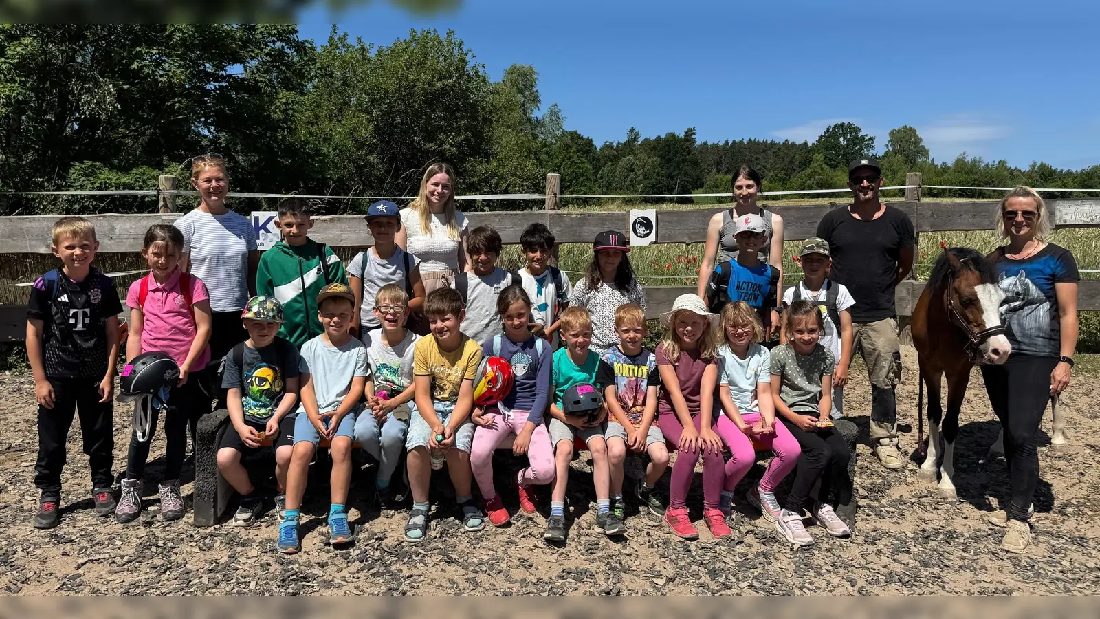 Die Kinder der Klasse 2b mit Maria Wölfl und dem Team der Maryland-Ranch sowie den begleitenden Lehrkräften. (Bild: Annika Gulden)